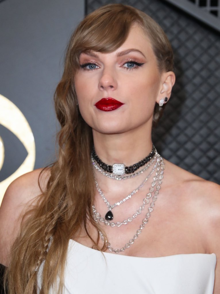 the red herring and the black and white aesthetic and her dress oh she did us so dirty and it paid off SO WELL #GRAMMYs