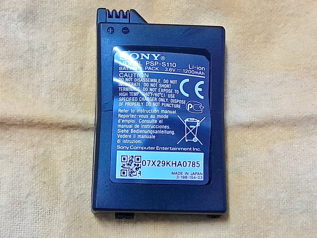 KaiMangaKnight's tweet photo. 昨日、弟のPSP-2000を直した後、WLANも全てのボタンと十字キーも試しました。弟のPSPはもうゲームできます。今度PSP-2000のバッテリーを交換するかも。
#PSP #レトロゲーム #ゲーム #RetroGame #Game #PlayStationPortable #プレイステーションポータブル #PSP1000 #PSP2000 https://t.co/Yhs9x0C0R6
