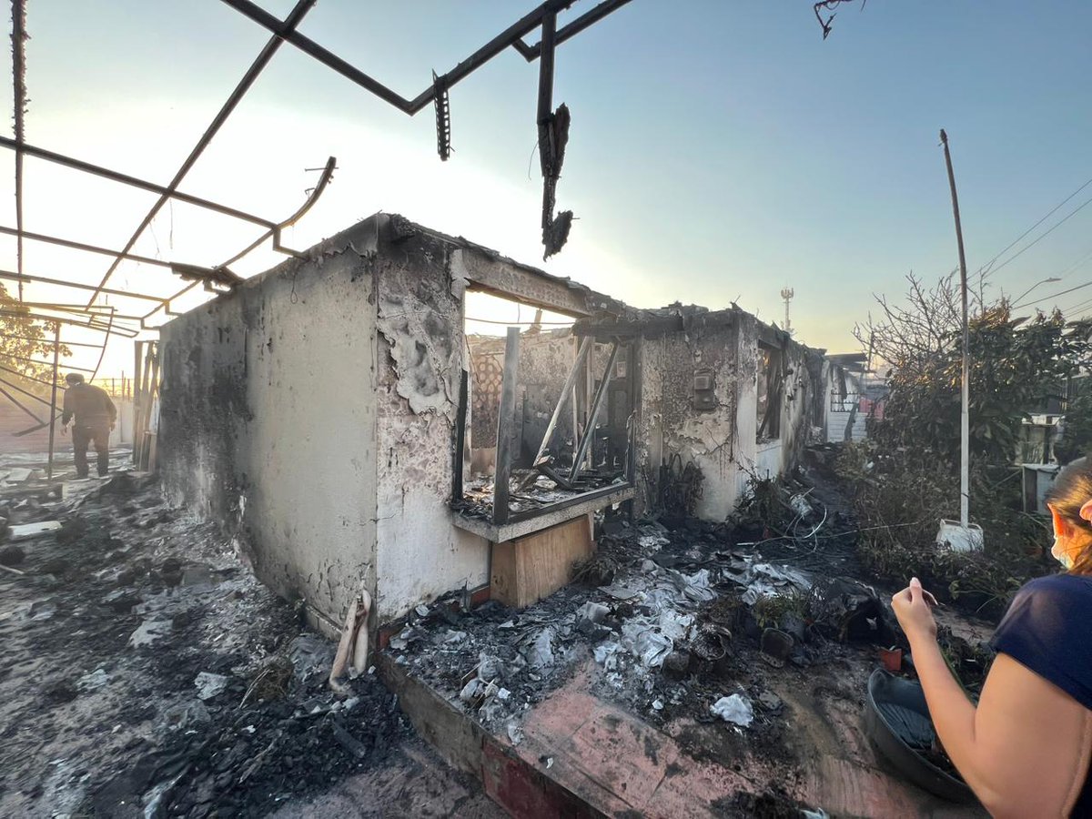 fabaguilera's tweet photo. Un golpe duro de la vida!
La casa de la infancia y el esfuerzo de mis papas hecho cenizas.
Ahora toca levantarnos para recuperar la esperanza y fuente laboral de mis viejtos.
Favor cualquier ayuda es bienvenida para comenzar la reconstrucción.
@CokeHevia, gracias x la difusión! https://t.co/nbaxq4UcoW
