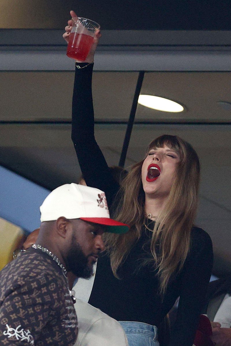 nothing and I mean NOTHING beats the adrenaline rush of a Taylor Swift album announcement
