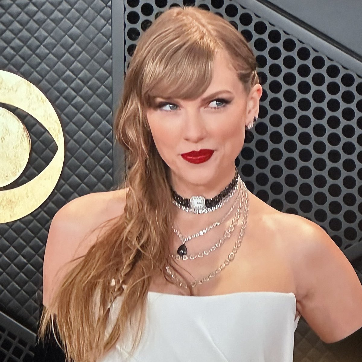 exilemymind's tweet photo. rt si fuiste boludeada por taylor alison swift con reputation tv, otra vez !! https://t.co/lGjKZGGuY4