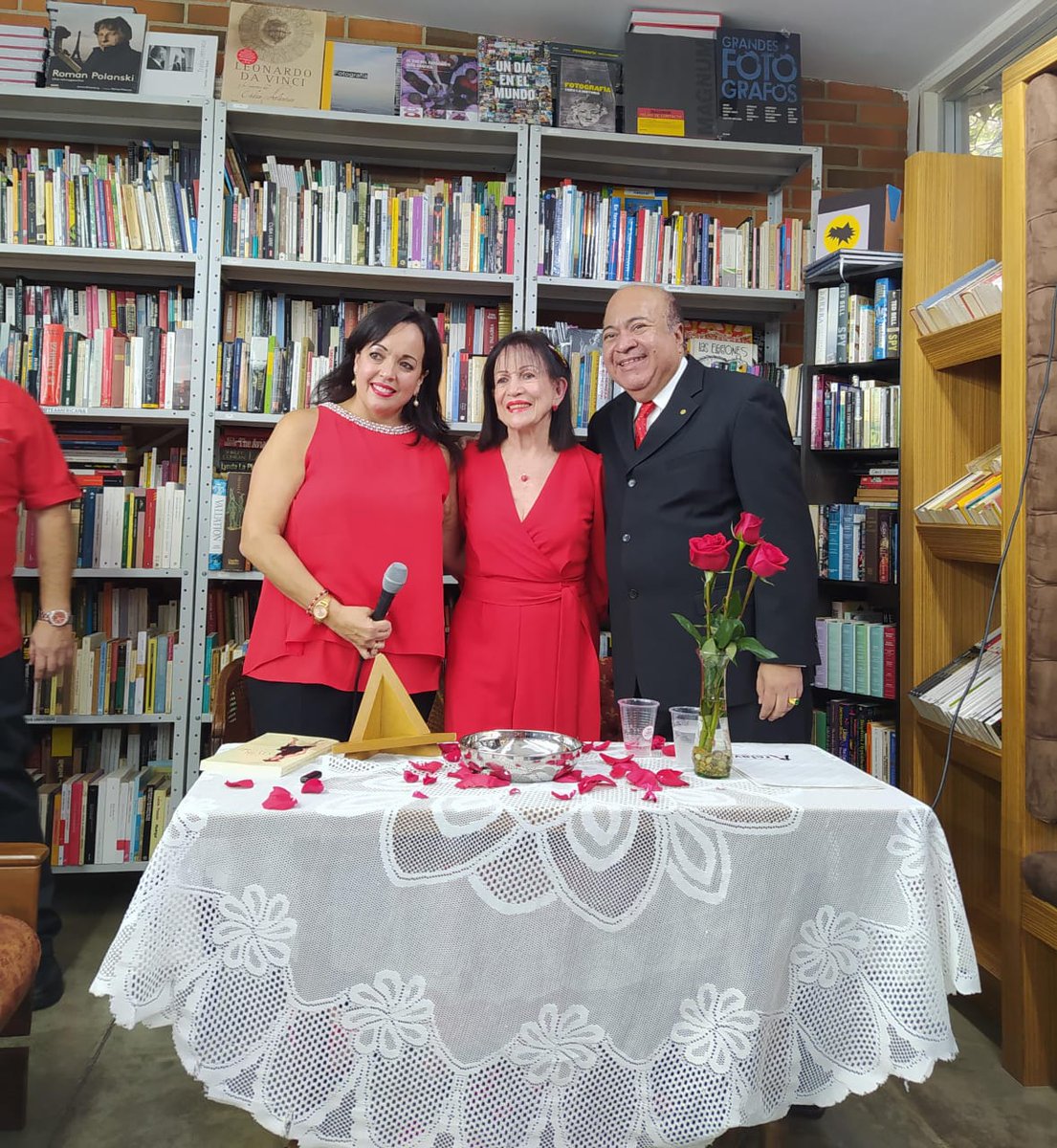 arclave's tweet image. Hermosos momentos compartidos para la posteridad en el bautizo del libro de nuestra querida colega periodista Magaly Romberg, cuando vivir comienza a los sesenta.