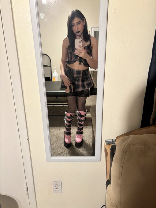 Very rarely do you get to see goth Neci https://t.co/2lR7RVWJJE