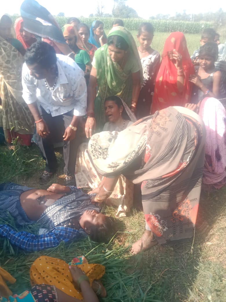 भील विनोद N.परमार (@vnparmar24) on Twitter photo बांसवाड़ा परतापुर किसान द्वारा खेत की बाऊट्री की बिजली तारों से की गई जिसके चपेट मे आने से माया W/O सुखराम बामनिया की मौत हो गई!!
<a href="/RajPoliceHelp/">Rajasthan Police HelpDesk</a> से निवेदन है मामले मे संज्ञान लेकर खेत मालिक के खिलाफ सख्त से सख्त कार्यवाही की जाये!!
<a href="/BanswaraPolice/">Banswara Police</a>
<a href="/Dmbanswara/">District Collector & Magistrate, Banswara</a>
@BanswaraIgp बांसवाड़ा परतापुर किसान द्वारा खेत की बाऊट्री की बिजली तारों से की गई जिसके चपेट मे आने से माया W/O सुखराम बामनिया की मौत हो गई!!
<a href="/RajPoliceHelp/">Rajasthan Police HelpDesk</a> से निवेदन है मामले मे संज्ञान लेकर खेत मालिक के खिलाफ सख्त से सख्त कार्यवाही की जाये!!
<a href="/BanswaraPolice/">Banswara Police</a>
<a href="/Dmbanswara/">District Collector & Magistrate, Banswara</a>
@BanswaraIgp