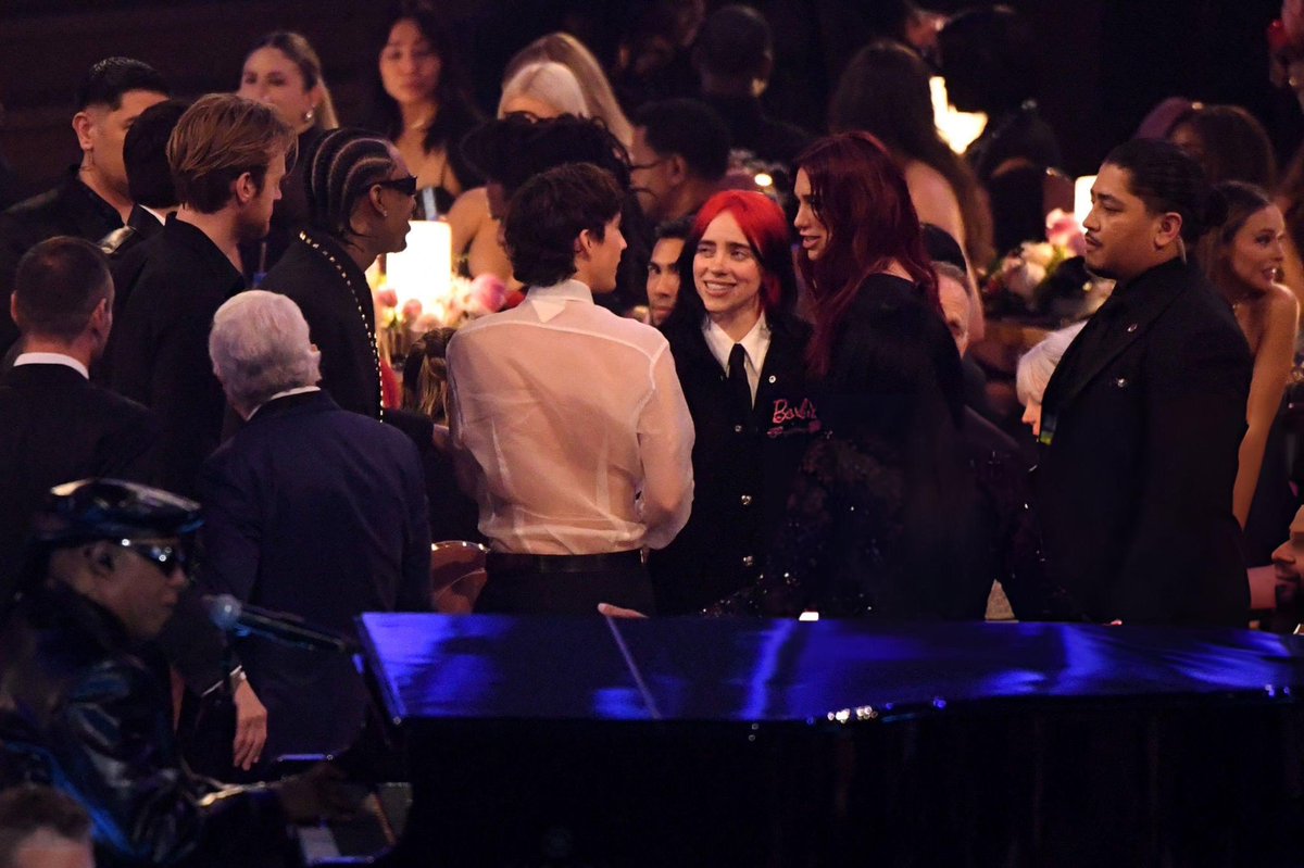 Billie photographed with <a href="/DUALIPA/">DUA LIPA</a> &amp; <a href="/troyesivan/">👼🏼</a> at the #GRAMMYs tonight! 🩷