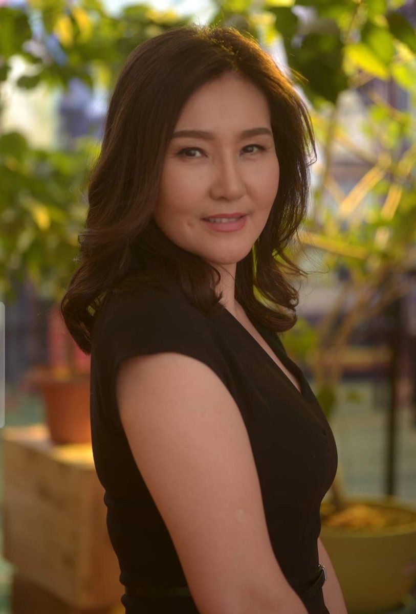 Орчуулгын 400 гаруй кинонд дуу оруулсан Д.Батцэцэг жүжигчин мэргэжилтэй ч, сайхан дуу хоолойныхоо ачаар дуу оруулагч болжээ. Түүний дуу оруулсан кинонуудаас дурдахад Буржгар үст Сью, Өргөст модны шувуу, Мятаршгүй Жулиа гэх мэт