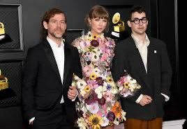 rwylmichela's tweet photo. the tortured poets in question: https://t.co/vI8AQKZeyp