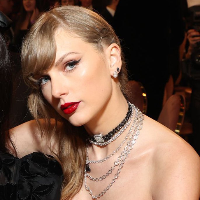 beepopofc's tweet photo. Taylor Swift primeira pessoa no mundo criticada por trabalhar… https://t.co/3s4zPchcah