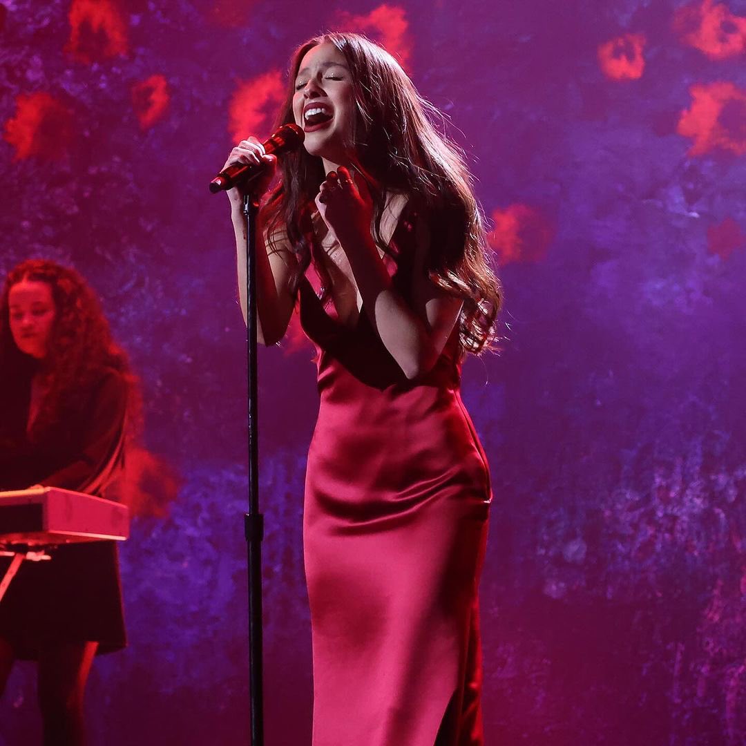 Cosplayerjelly's tweet photo. Olivia Rodrigo vampire performance pic at the #Grammys #GRAMMYs2024 #OliviaRodrigo #GRAMMYs2024 #GRAMMYs https://t.co/FZo7GCy5gp