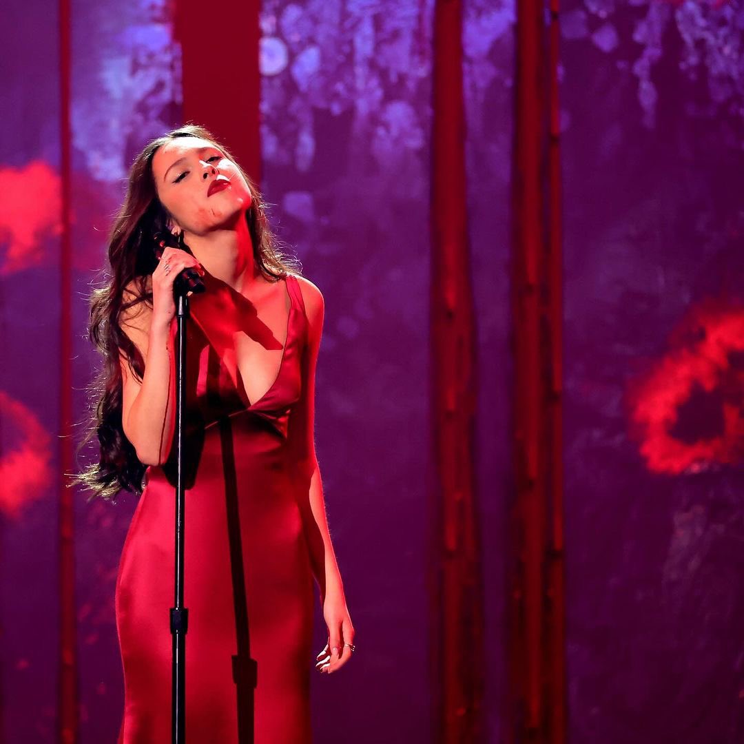 Cosplayerjelly's tweet photo. Olivia Rodrigo vampire performance pic at the #Grammys #GRAMMYs2024 #OliviaRodrigo #GRAMMYs2024 #GRAMMYs https://t.co/FZo7GCy5gp
