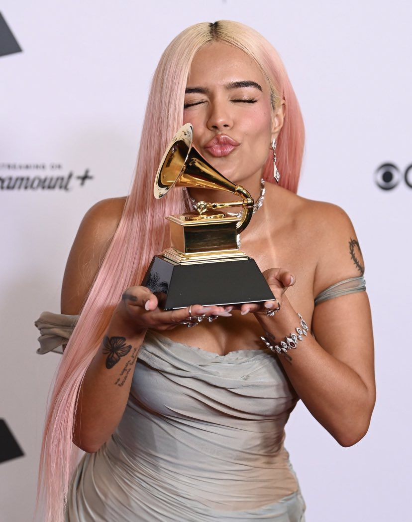 #KarolG junto a su #GrammyAward de “Mejor Álbum de Música Urbana” 2024