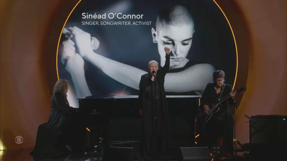 During the Grammys, Annie Lennox paid tribute to Sinéad O’Connor by performing “Nothing Compares 2 U.” At the end of the performance, Lennox lifted her left hand and said, “Artists for ceasefire, peace in the world.” bit.ly/49qe0dD