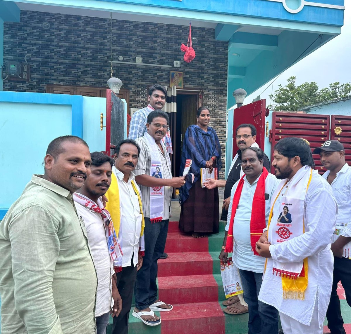 JSPWestGodavari's tweet image. నిడదవోలు నియోజకవర్గ జనసేన పార్టీ ఇంచార్జి శ్రీ BVSN ప్రసాద్ గారు మరియు తెలుగుదేశం పార్టీ ఇంచార్జి  శ్రీ. బూరుగుపల్లి శేషరావు గారి ఆధ్వర్యంలో జనసేన మరియు తెలుగుదేశం పార్టీల ఉమ్మడి మేనిఫెస్టో కార్యక్రమాన్ని నిడదవోలు గోపవరం గ్రామంలో నిర్వహించడం జరిగింది.

@JanaSenaParty @PawanKalyan…