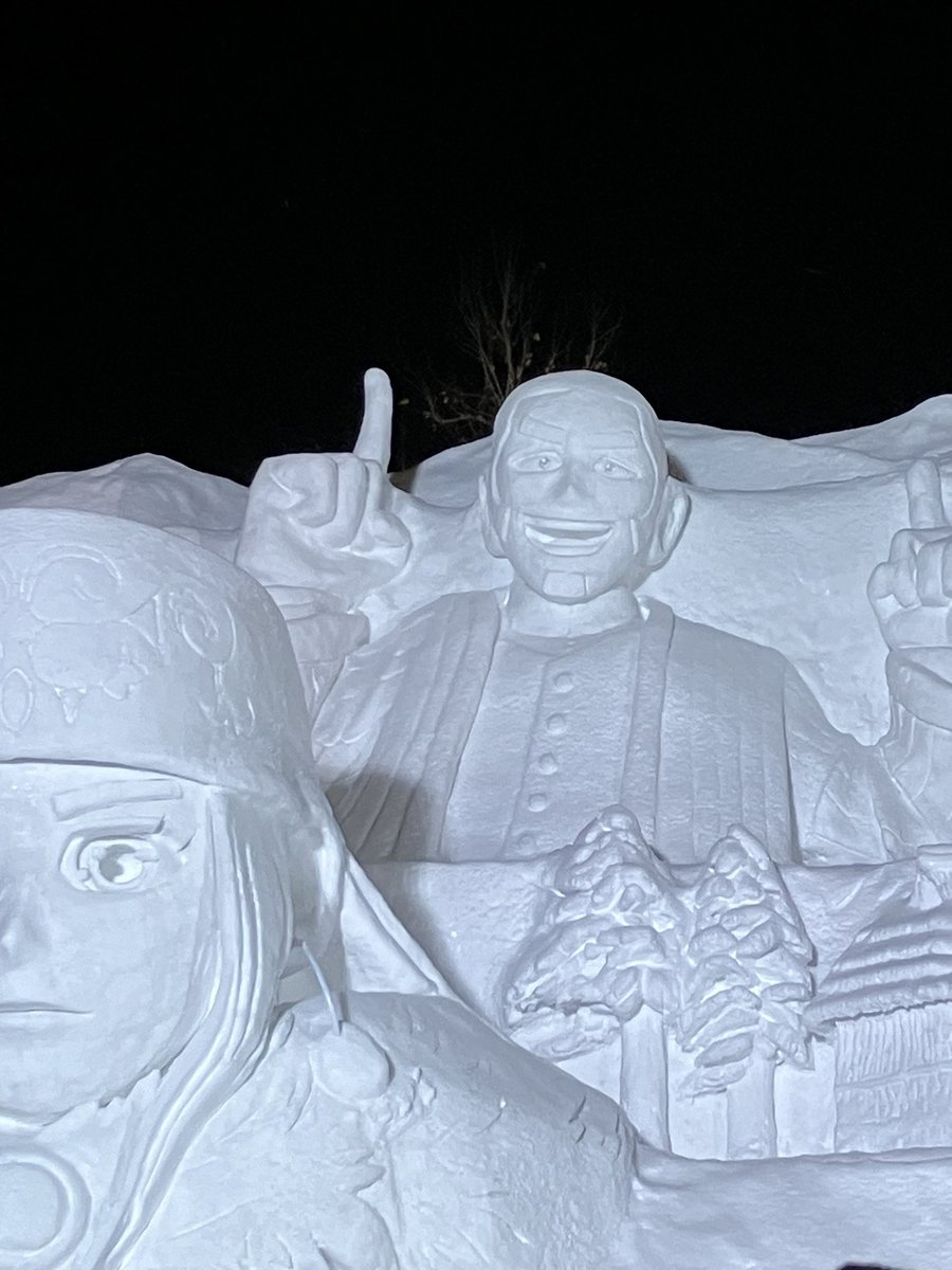 昨日の夜雪まつりに行って参りました 想像以上の迫力がありました！細かいところも本当に綺麗で、特に瞳の表現にはびっくりしました！素晴らしい雪像を作って頂き感謝🙏