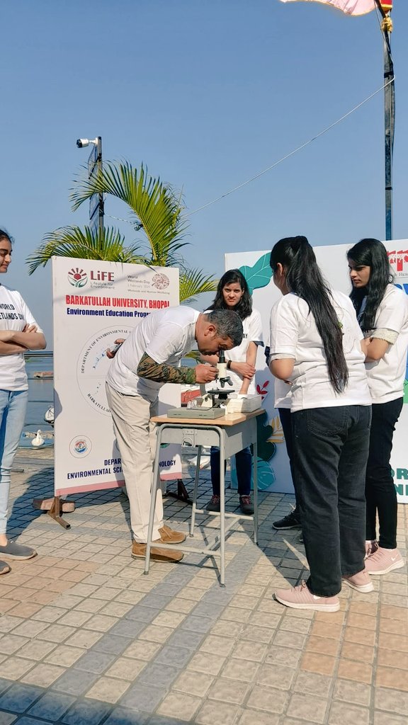 vipinvyas's tweet photo. Microscopic organisms are unsung heroes of Aquatic ecosystems. Watching them under Microscope is a great experience. Thanks to the Department of Environmental Science &amp; Limnology, BU, Bhopal for giving this experience to common people who visit Bhoj wetland. 
@beinghumnz 
@MP_SWA https://t.co/9DRxNUPhv4