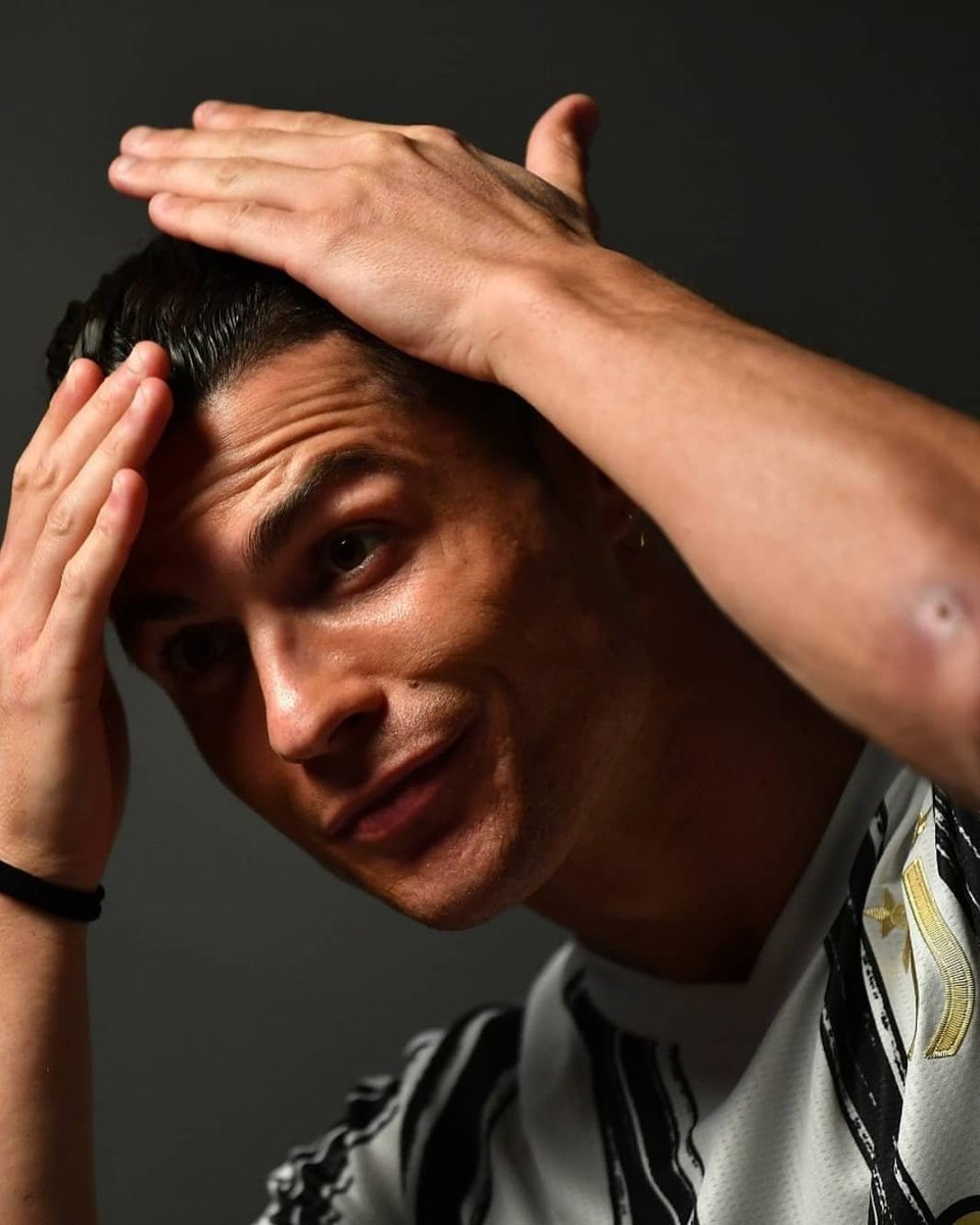 Você é a própria história. 

Obrigado por existir, e por nos proporcionar os melhores momentos no futebol.

Você me fez preferir a 7 ao invés da 10. És um exemplo de superação. 

Seja eterno! 🐐