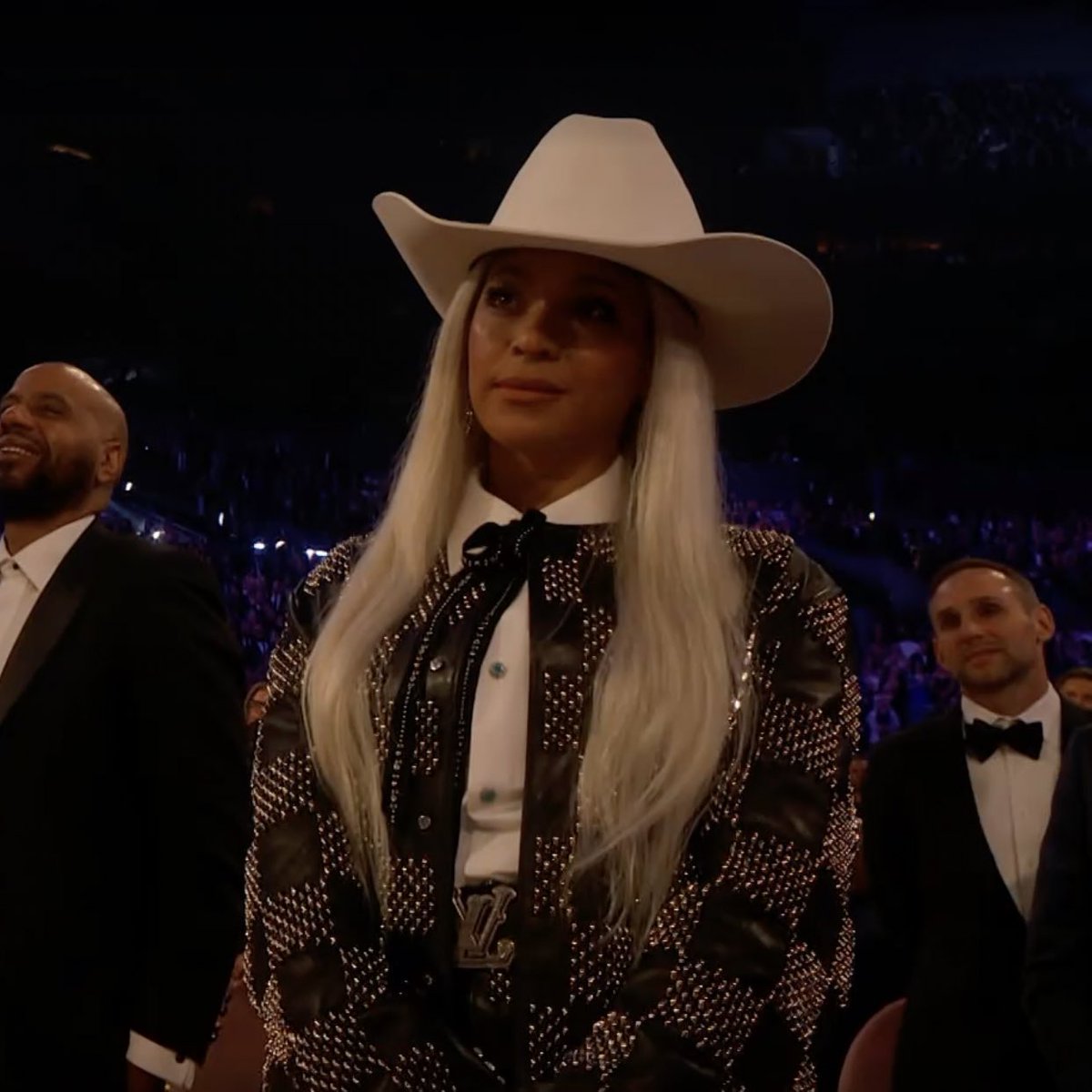B7Album's tweet photo. She’s gonna whoop his ass later https://t.co/tVZLEA7r4O