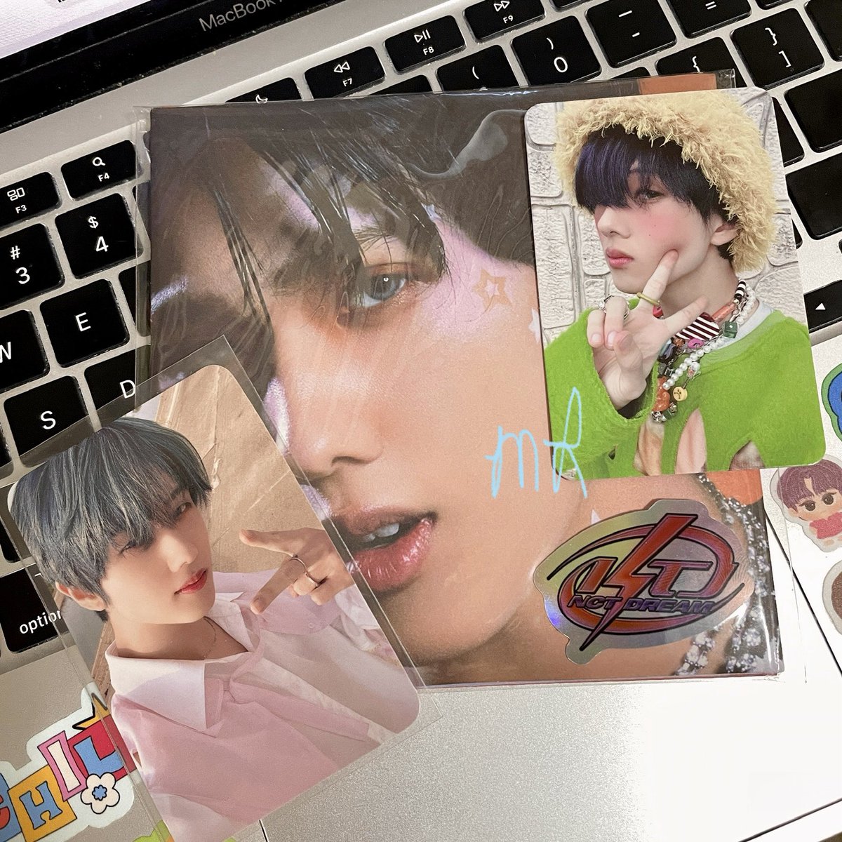 monsieur_hc's tweet photo. JISUNG BIRTHDAY GIVEAWAY 🚀

1 unsealed ISTJ Poster - Jisung ver w Jisung PC and Jisung Mumo POB (no stickers!!)
- winner to shoulder lsf

- RT
- ends 2/5 11:59PM
- reply tags
 #오늘_지성생일이니까_행복하장
#DreamingWithJisung https://t.co/xVx3YXSdNY