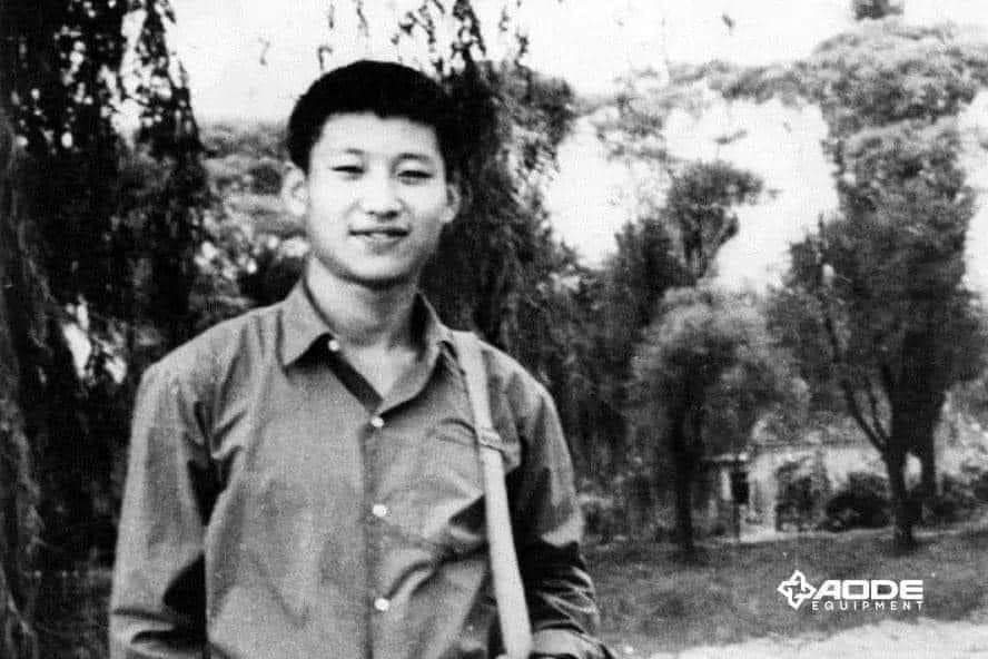 БНХАУ-ын дарга Ши Жинпин : Миний аав амьдралд тус болох 3 өгүүлбэр хэлж өгсөн.
Би бага насандаа маш их амиа хичээсэн зантай хүүхэд байсан, үргэлж л аливаа зүйлийн хамгийн шилдгийг нь өөртөө авдаг байлаа. Тийм болохоор аажим аажмаар бүгд л орхиод явж би найзгүй үлдэв. Үүнд би