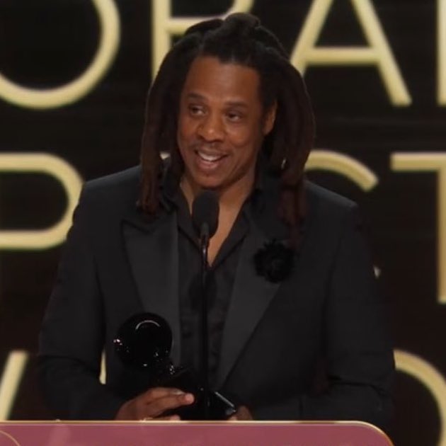 poptime's tweet photo. JAY Z segue criticando o #GRAMMYs:

“Alguns de vocês irão para casa se sentindo roubados, alguns de vocês serão realmente roubados, alguns de vocês nem pertencem a algumas dessas categorias, mas temos que continuar aparecendo”. https://t.co/fLUnI9phWn