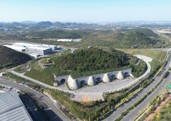 🏆Exciting news from #Guizhou province! The Tencent Qixing Data Center (Phase 1) was recently honored with the 20th Tien-yow Jeme Civil Engineering #Prize, which is the highest honor in the field of civil engineering construction projects in China. #DigitalGuizhou