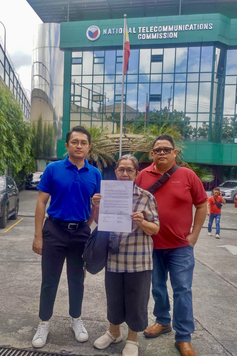pinoyweekly's tweet photo. TINGNAN | Nagbigay ng liham ang mga progresibong grupo at alternatibong midya sa NTC para igiit na bawiin ang atas sa internet service providers na i-block ang 27 website kasunod ng pahayag ni UNSR Irene Khan sa censorship ng mga ito. #UnblockTheTruth #FightToExpress🇵🇭 📸Bulatlat https://t.co/23VTjDjGTv