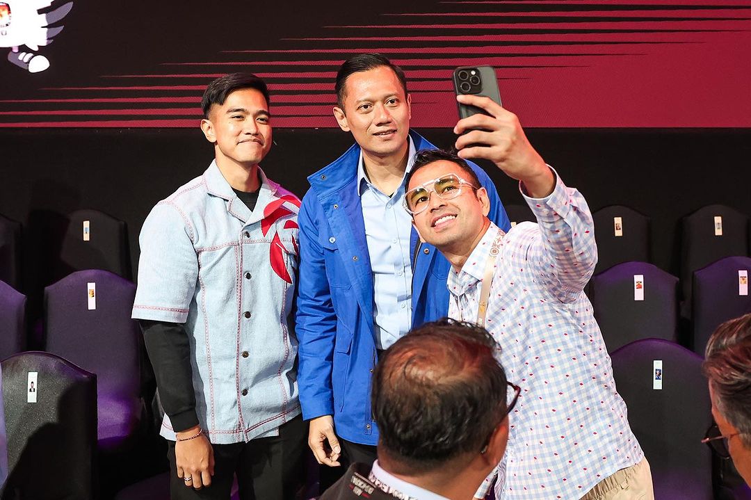 Demokrat_TV's tweet photo. Kemarin malam, Ketua Umum Partai Demokrat Agus Harimurti Yudhoyono (AHY),  bersama Mbak Annisa hadir dan memberikan dukungan penuh kepada Pak Prabowo dalam Debat Terakhir Capres.

Dalam debat semalam, penampilan Pak Prabowo luar biasa. Sangat bisa kita rasakan passion dan kepedulian beliau untuk meningkatkan kualitas hidup masyarakat kita.

AHY juga mengapresiasi sikap beliau yang sangat humble dan berjiwa besar menyampaikan permintaan maaf kepada Paslon lain dan masyarakat Indonesia bila ada kata-kata yang kurang pas selama masa kampanye berlangsung. Sikap ksatria seperti ini tidak dimiliki setiap politisi atau pemimpin kita.

#AllinPrabowoGibran
#DemokratS14P
#HarapanRakyatPerjuanganDemokrat