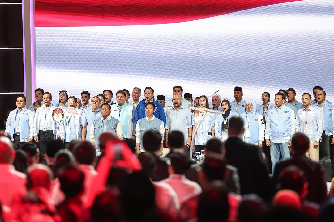 Demokrat_TV's tweet photo. Kemarin malam, Ketua Umum Partai Demokrat Agus Harimurti Yudhoyono (AHY),  bersama Mbak Annisa hadir dan memberikan dukungan penuh kepada Pak Prabowo dalam Debat Terakhir Capres.

Dalam debat semalam, penampilan Pak Prabowo luar biasa. Sangat bisa kita rasakan passion dan kepedulian beliau untuk meningkatkan kualitas hidup masyarakat kita.

AHY juga mengapresiasi sikap beliau yang sangat humble dan berjiwa besar menyampaikan permintaan maaf kepada Paslon lain dan masyarakat Indonesia bila ada kata-kata yang kurang pas selama masa kampanye berlangsung. Sikap ksatria seperti ini tidak dimiliki setiap politisi atau pemimpin kita.

#AllinPrabowoGibran
#DemokratS14P
#HarapanRakyatPerjuanganDemokrat