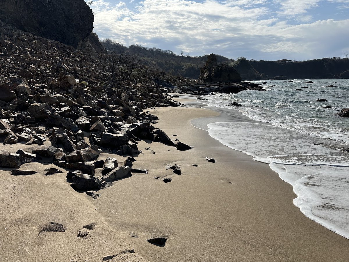 pinpoint_m's tweet photo. 数年前に琴ヶ浜の大岩に取り���いた友人のクライマーが「これは危ない、崩れる」と言ってすぐに降りたんだけど、今回の地震で本当に崩れてた。
#能登半島地震 #琴ヶ浜 #輪島市 https://t.co/wqE7qzy48h
