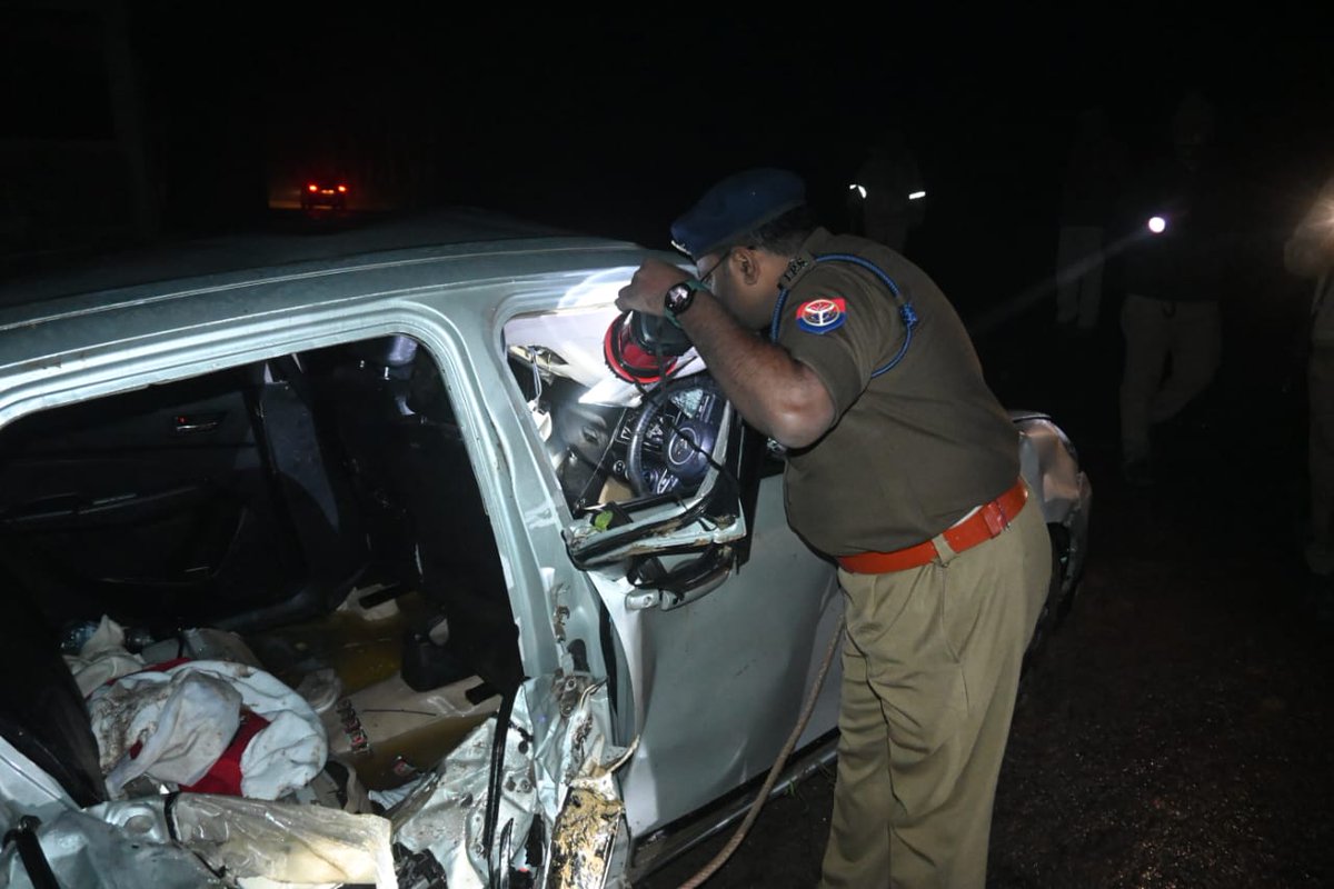 dileepsinghlive's tweet photo. कानपुर देहात में दर्दनाक हादसा हुआ है। एक कार नाले में चली गई और एक ही परिवार के 6 लोगों की मौत हो गई...।
गांव के लोगों ने कड़ी मशक्कत से कार में फंसे दो बच्चों को बचा लिया है...।
खुले नाले, खराब सड़क, गड्ढे जानलेवा होते जा रहे, कोई सुनने-देखने वाला नहीं है...।
#kanpur #dehat https://t.co/EcAz25bgSU