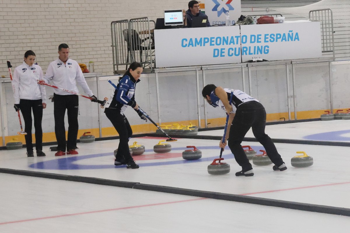 🥌 <a href="/O_Otaegi/">Oihane Otaegi</a> &amp; <a href="/MikeluraSS/">Mikel Unanue</a> revalidan el título de Campeones de España Dobles Mixtos tras una igualada final:

🥇 Txuri-Berri Otaegi/Unanue
🥈 Jacetania CC / Jacetania 2000
🥉 Txuri-Berri García/Shaw

📊 bit.ly/3Stophx
📸 RFEDH / Miguel Ramón Henares

#curlingESP #curling