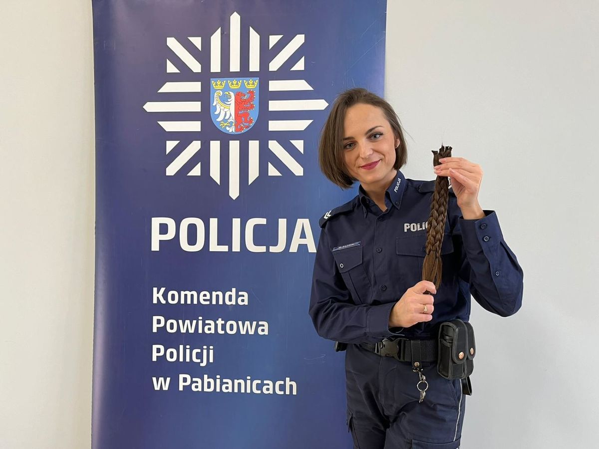 marekjuskiewicz's tweet photo. Przed, w trakcie i po
St. sierż. Marta B��czyk z KPP #Pabianice skorzystała z pomocy Fundacji @RaknRoll_PL Od tej pory zapuszcza włosy, by przekazać je na peruki na chorych na raka. To już 2. postrzyżyny pani Marty. Niskie ukłony i wielki szacunek
@policja_lodzka @PolskaPolicja https://t.co/776nMeesIz