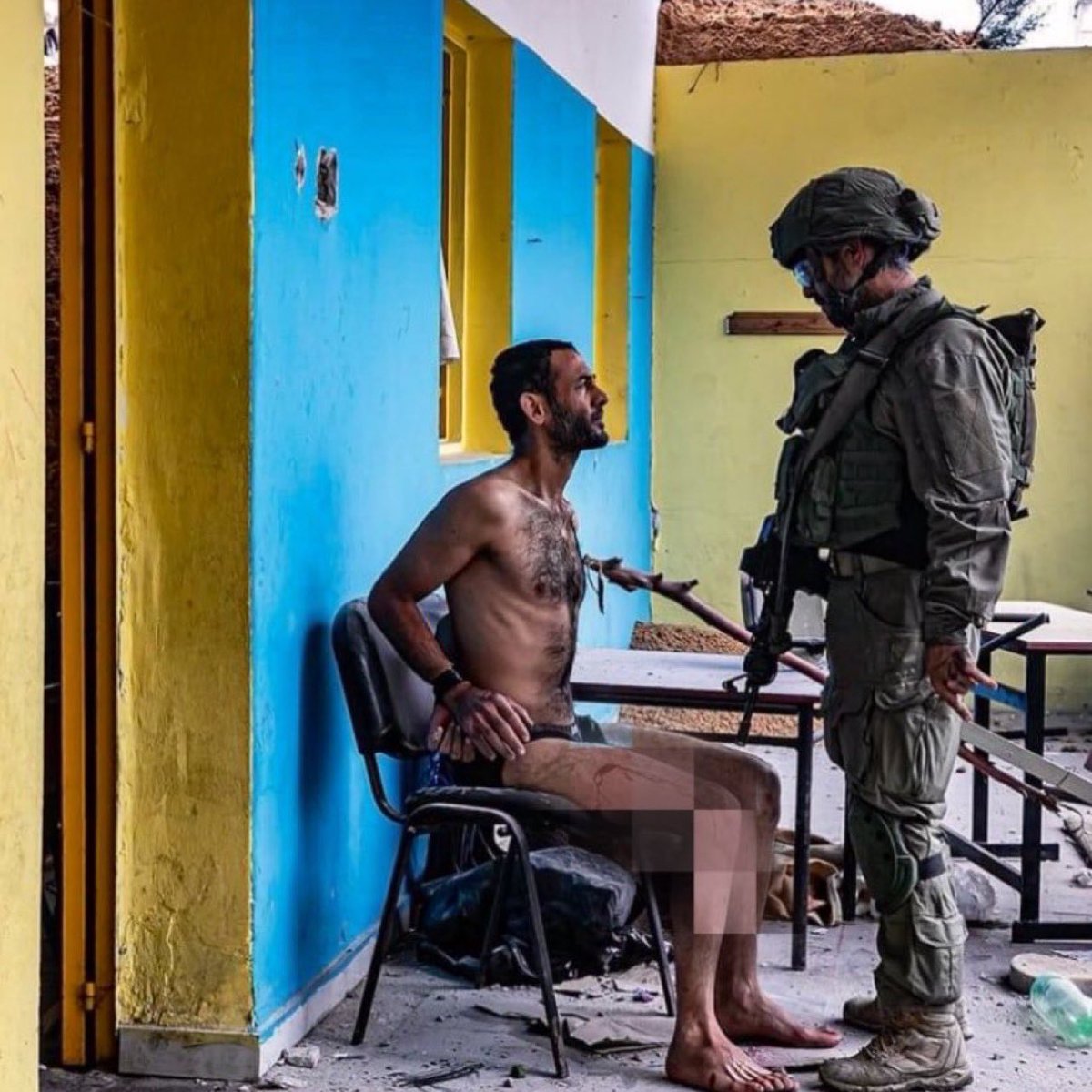 💢Yosee Gamzoo isimli İsrail askeri, Gazze'de bir sivile işkence yaptığı görüntüleri paylaşarak savaş suçu işlediğini yanlışlıkla itiraf etti.

İşkence altında bile dik duran yiğide selam olsun.
Dua edin diyecektim;lakin duaya muhtaç olan biziz. Rabbim onun yüzü suyu hürmetine