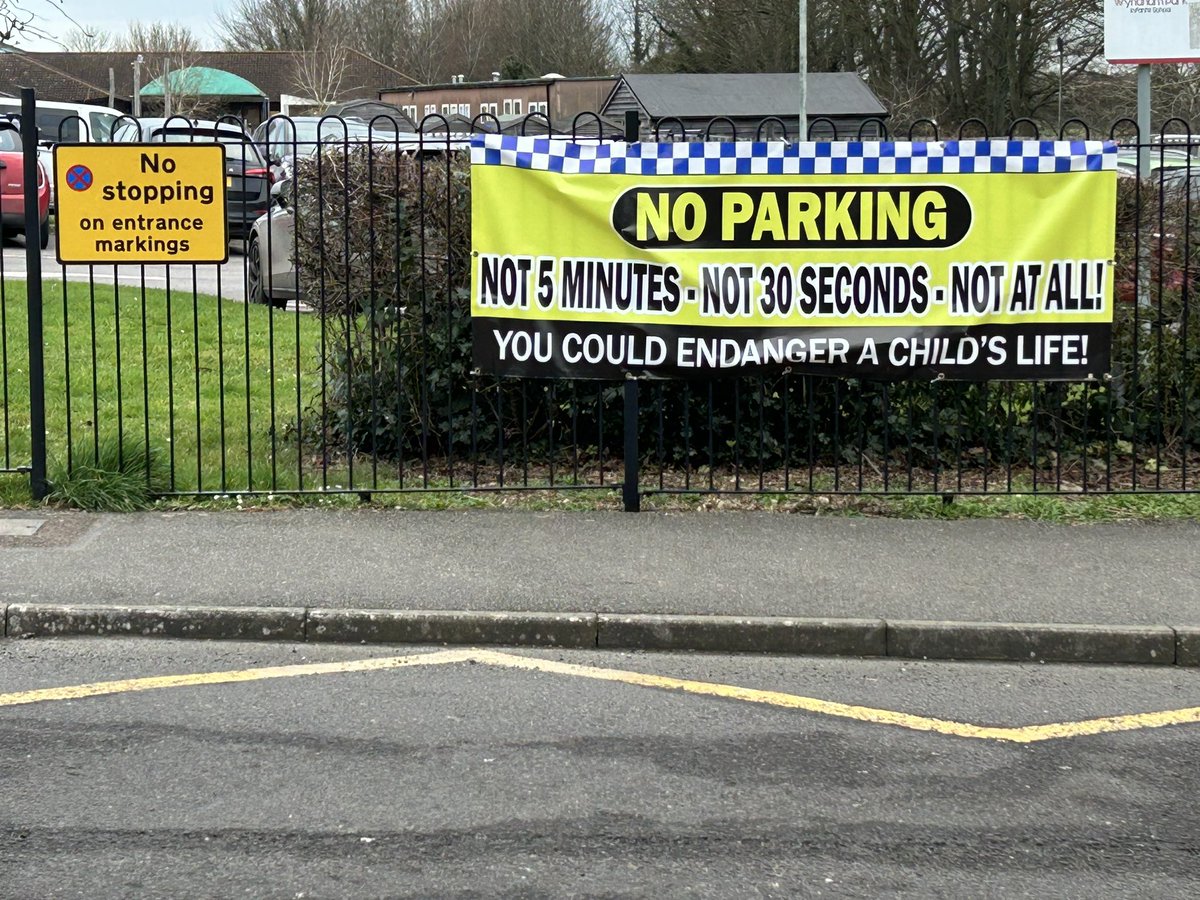 I’m outside St. Mark’s/Exeter House schools this morning to see for myself what the impact of the A36/Castle Road gas works road closures have on what is normally a traffic bottleneck and area of badly behaved and inconsiderate parking. #salisbury <a href="/SalisburyCC/">SalisburyCityCouncil</a> <a href="/wiltscouncil/">Wiltshire Council #WiltshireTogether</a>