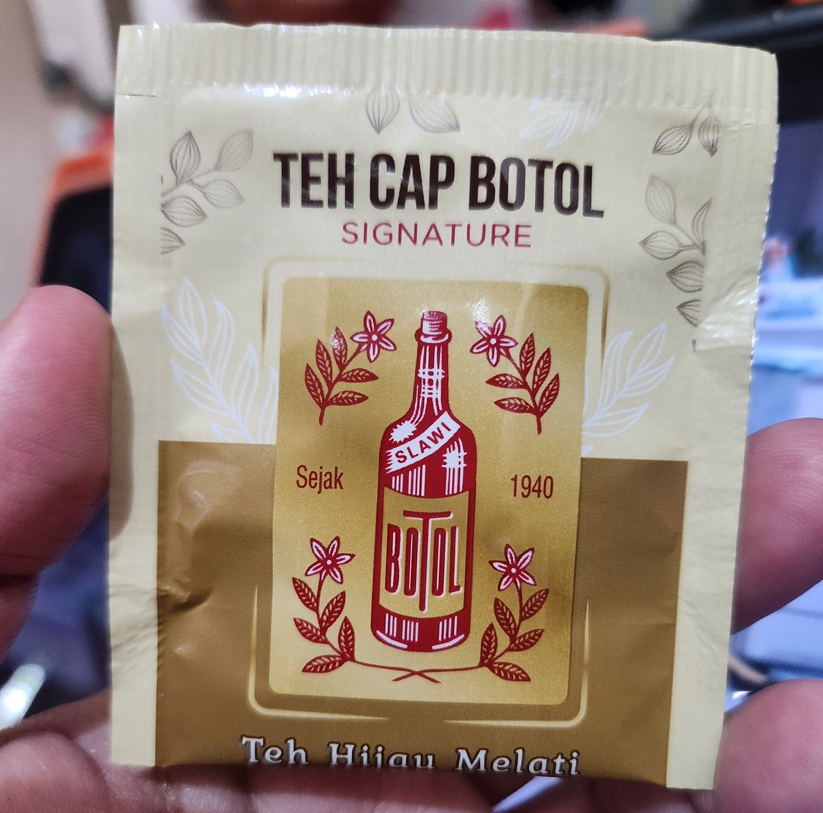 Aestrith's tweet photo. Teh kesayangan rekomendasi @Widino ini udah berubah rasanya  kemaren beli di aeon.. ilang wangi jasmine-nya...  😭😭😭 https://t.co/I489FqpXAs