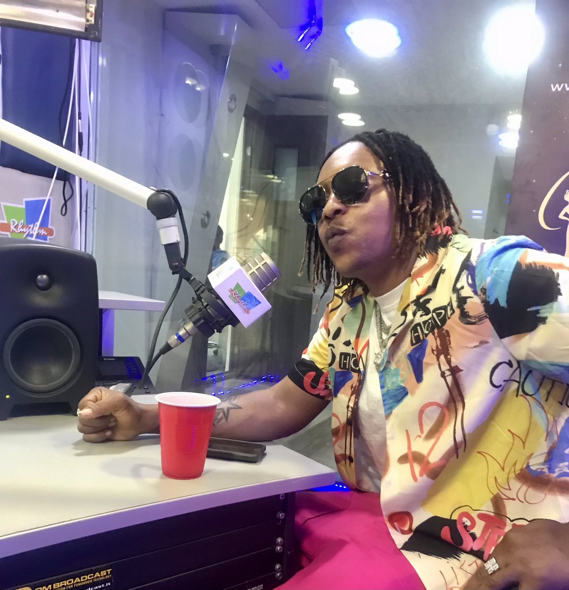 toscarroberts's tweet image. "🎙️ Rise and shine, Twitter fam! 🌅 Tune in to @937RhythmFm with @kayodebakerr for a fun time with @poshbugati as talks about his latest single  #MorningShowMagic #TuneInWithKayode #outsiderbyposhbugati