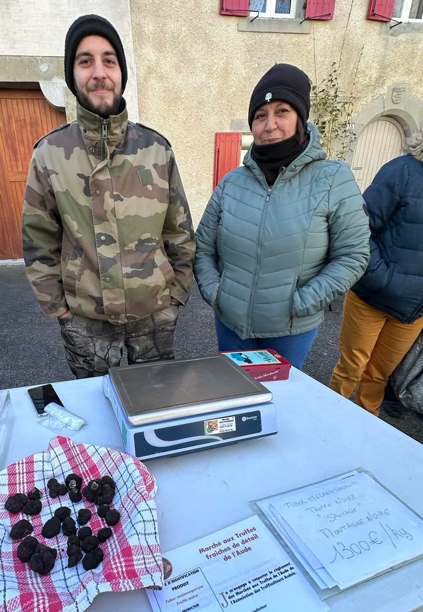 Villeneuve truffle market in France 
forbes.com/sites/tmullen/…
#foodie #truffles #trufflehunt #trufflehunting #france #Villeneuve #villeneuvemarket #CulinaryAdventure