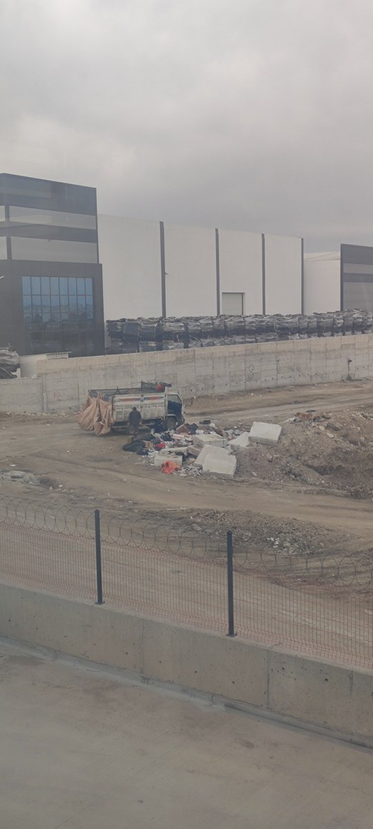 Kahramankazan-Saray Mahallesi 658. Cadde üzerinde bulunan çöp kovaları kaybolduğu için çöpler yere atılmaktadır. Savrulan çöpler fabrikaların alanına uçmakta olduğu için yarı yer altı çöp konteyner ihtiyacı bulunmaktadır. <a href="/kazan_belediye/">Kahramankazan Belediyesi</a> <a href="/ankarabbld/">Ankara Büyükşehir</a>  <a href="/serhatoguz06/">Serhat Oğuz</a> <a href="/mansuryavas06/">Mansur Yavaş</a>