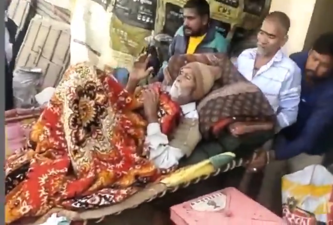 इस देश में अरबपतियों के करोड़ों कर्ज माफ किए जा सकते हैं, करोड़पति बैंक का पैसा लेकर भाग सकते हैं, लेकिन एक गरीब पुजारी को कुछ रुपए के होमलोन के लिए उसे घर से बाहर निकाल दिया जाता है. 100 वर्षीय बुजुर्ग को पलंग सहित बाहर कर उसके घर में ताला लगा दिया जाता है. कंपकंपाती ठंड में