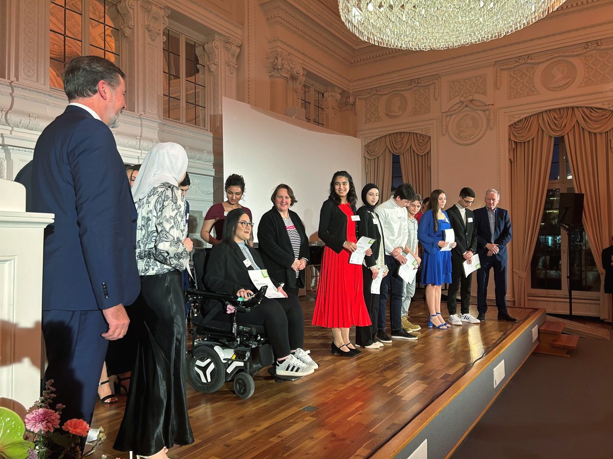 KM_BW's tweet photo. #TalentImLand unterstützt begabte junge Menschen, die wegen ihrer sozialen Herkunft Hürden zu überwinden haben, auf ihrem Weg zum Abitur. Bei einem Festakt mit Kultusministerin #Schopper wurden 56 Jugendliche feierlich in das #Stipendienprogramm aufgenommen. 💛lichen Glückwunsch! https://t.co/JSDpOalTjz