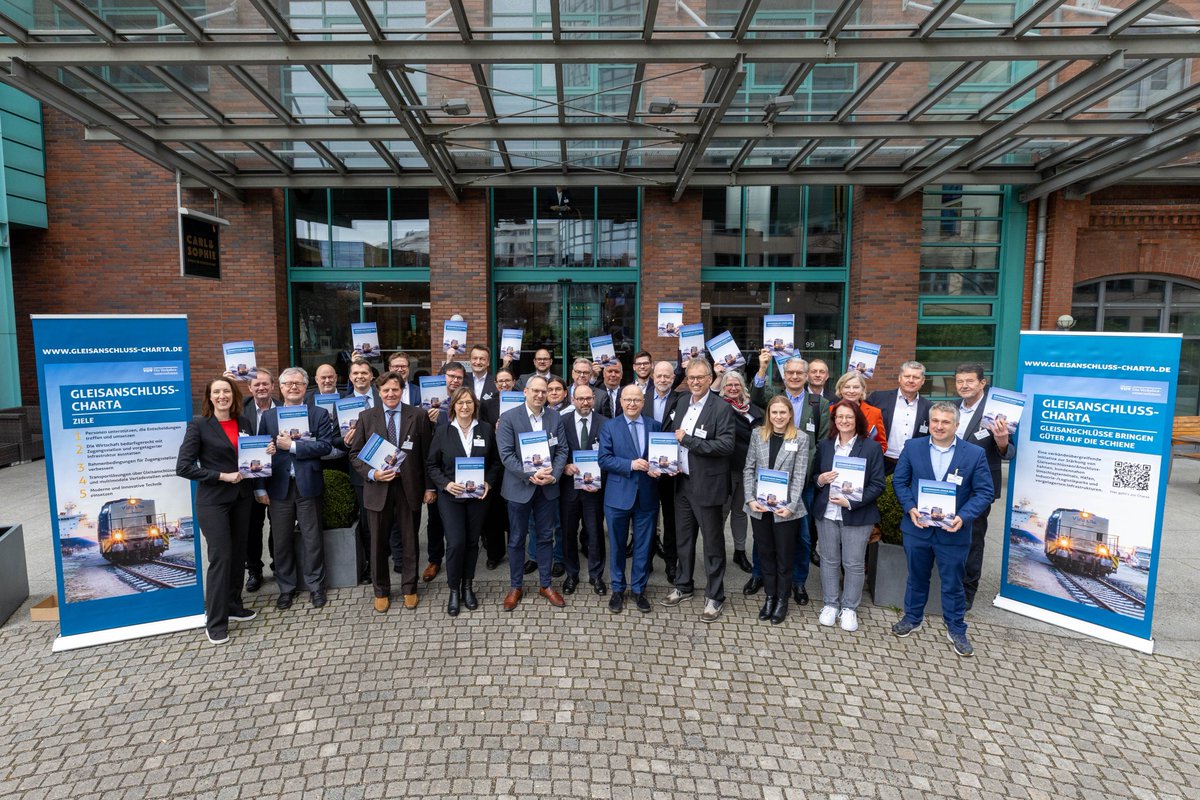 GLEISANSCHLUSS-CHARTA 2024: BREIT ANGELEGTE INITIATIVE FÜR EINE STARKE SCHIENE
Am 31. Januar 2024 überreicht der Bahnsektor dem Vertreter der Bundesregierung in Berlin die Gleisanschluss-Charta. 👉Mehr dazu in unserem Blog:
cargorail.ch/gleisanschluss…