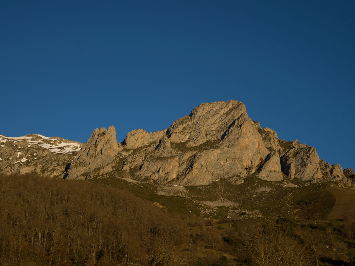 ¿Conoces el Pico Paña (1354 m) 🏞️ en el #ValledeLiébana? Desde Colio, la imponente pared del Pico Paña impresiona. Pero sorpresa, en la otra cara encontramos un suave sendero que nos lleva sin problemas a la cima: desnivel.com/excursionismo/… #LiébanaPicosdeEuropa