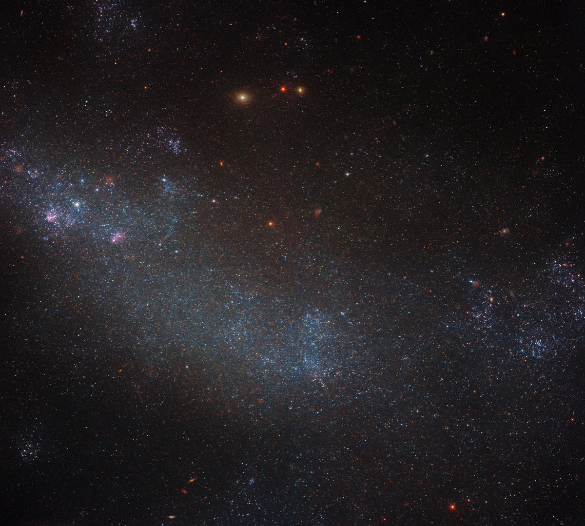 📷 This NASA/ESA @HUBBLE_space image shows a densely packed field of stars, on a background of dust, gas and light from more distant objects. The stars take up so much of the view that it's hard to realise that you're actually looking at a galaxy (called ESO 245-5)!