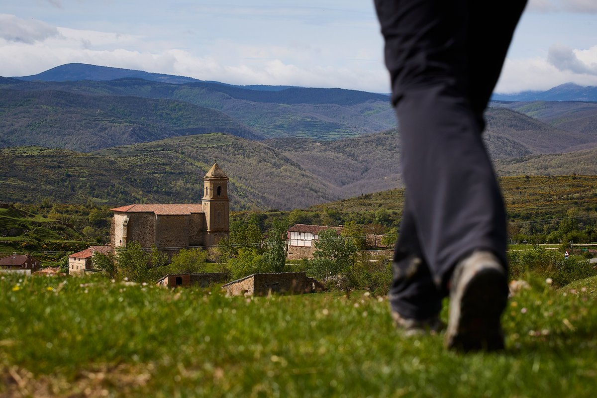 Conoce y recorre el paisaje rural de La Rioja y encuentra momentos de serenidad a cada paso 🚶‍🚶 No olvides alojarte en sus pueblos con encanto y saborear su deliciosa gastronomía repleta de platos tradicionales😋 #ReservaLaRioja