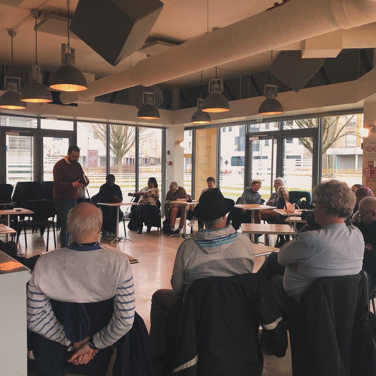 ReCiDev25's tweet photo. Ce samedi 3 février, au Café Associatif de Miroirs du Monde, nous avons, par le biais de l'arpentage, décortiqué "Shit !", un polar de Jacky Schwartzmann dont les péripéties se déroulent à Planoise.
Participation intergénérationnelle. Débat empreint de partage et de bienveillance https://t.co/AO6XT5PNTd