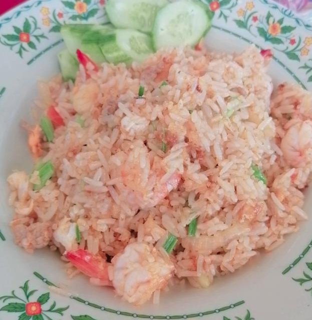 Hello_YELLOW_'s tweet photo. กินข้าวกับแมวไหมค้าบ! จานนี้40฿ อิ่มมาก!!!😍
#HelloYellow_ https://t.co/A4d8ghMJEO