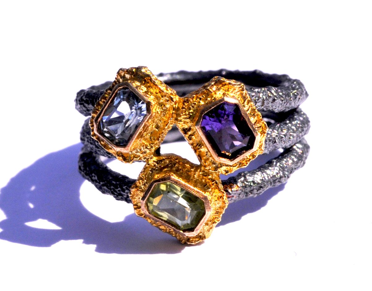 A bold trio of colors for a stunning statement ring.

zeira.com/product/three-…

#natureinspiredjewelry #statementring
