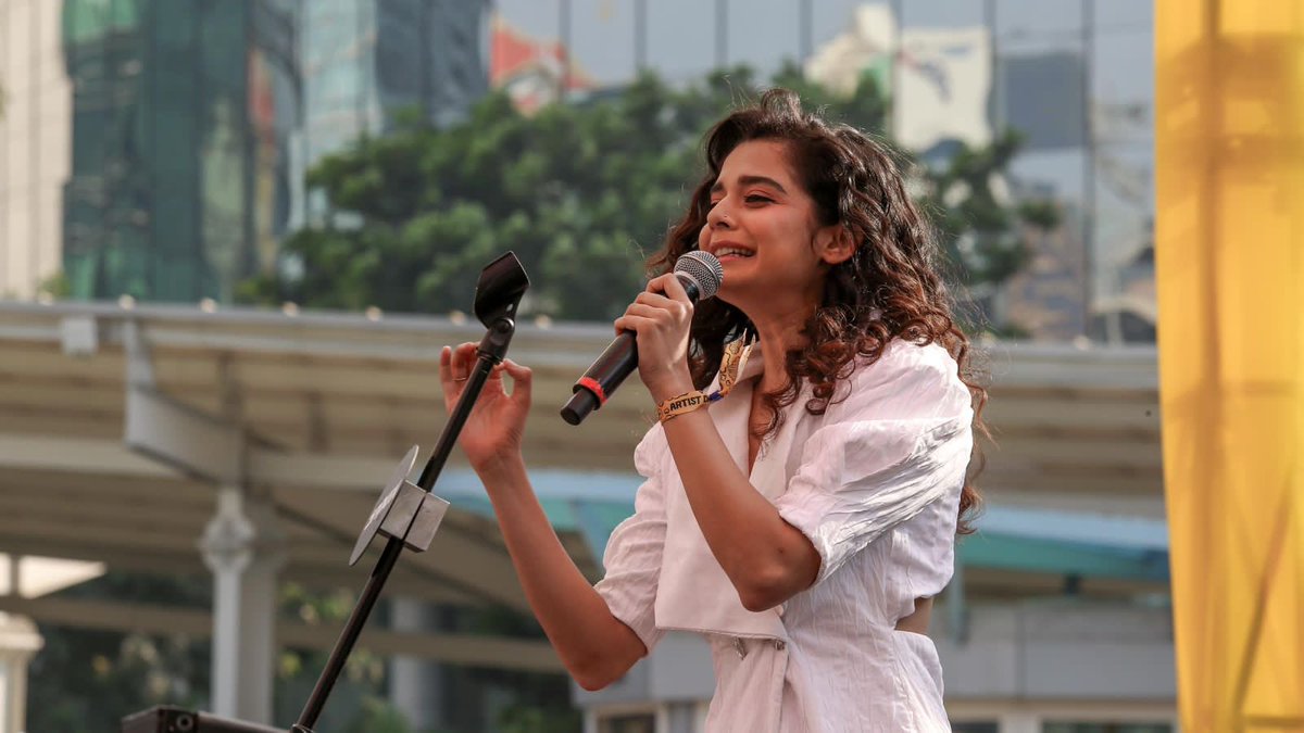 mid_day's tweet photo. #Watch | #MiddayEntertainment 

Dive into the vibrant world of spoken fest with these delightful snapshots of #MithilaPalkar 

#mithilapalkarfans #mithilapalkarfc https://t.co/kW8xy2Xguy