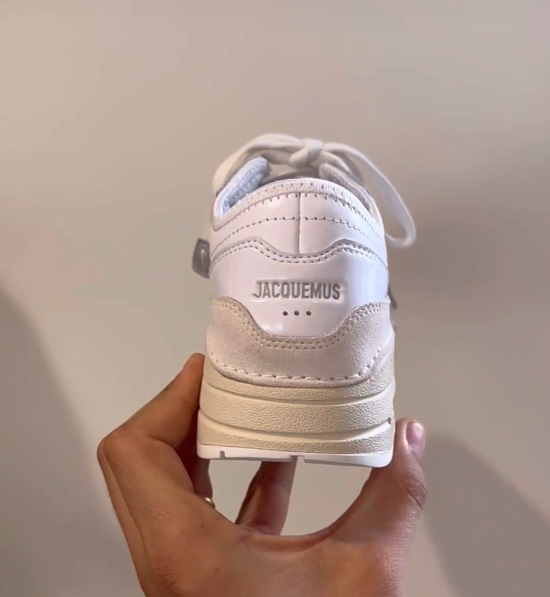 FitThemAll's tweet photo. Jacquemus dévoile officiellement sa prochaine collaboration avec Nike sur la Air Max 1 ! ☀️ https://t.co/TroLBqliil