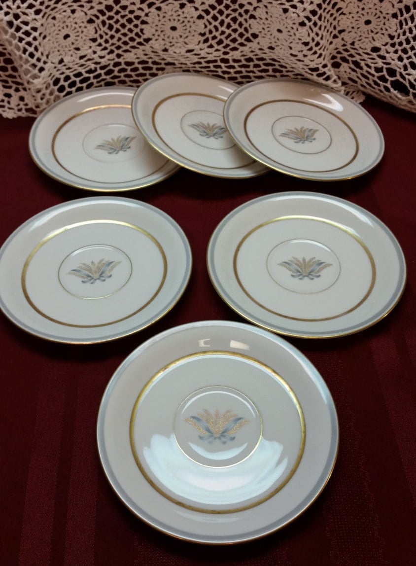 Lyn_Bluefish901's tweet photo. Eschenbach Baronet China, Loraine Pattern, Bavaria Germany White Gray Gold, Gold Wheat, 1940s, PERFECT - T.V. Movie Prop, 5 Available https://t.co/xV959oXxXH #AmazingFunVintage #Etsy #WheatPattern https://t.co/gKl7Dfj06v